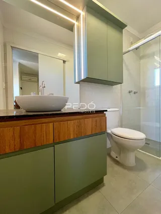 Foto de um banheiro com bancada e vaso sanitário em Lajeado.