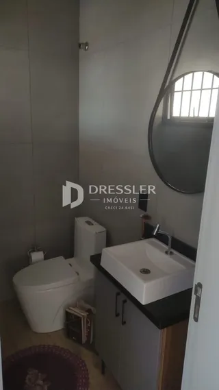 Foto de um banheiro interno com vaso sanitário e pia.