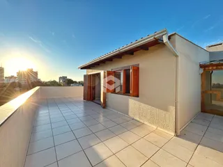 Vista da fachada de uma casa com área externa de piso cerâmico.