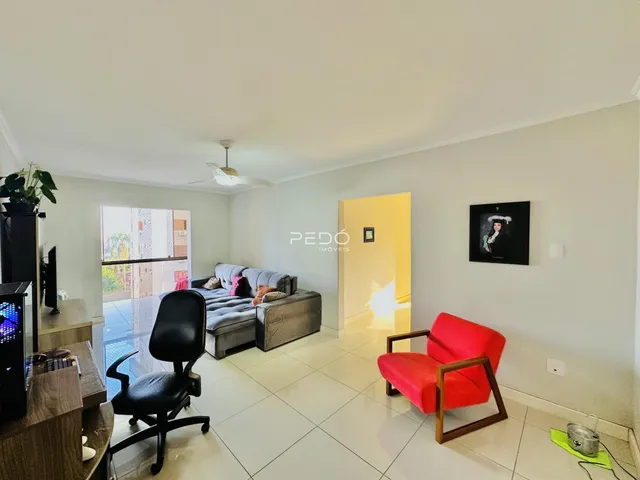 Sala de estar com sofá e poltrona em um imóvel no Brasil.