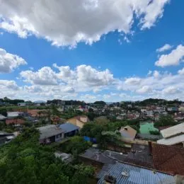 Vista aérea de casas e vegetação na região de Lajeado, Brasil.