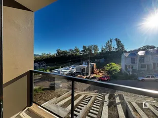 Vista da propriedade em Lajeado, Brasil, mostrando a área externa e construções vizinhas.