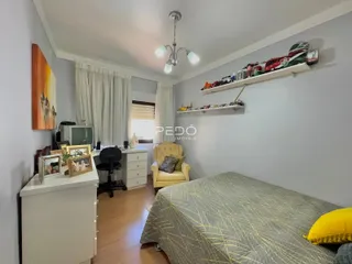 Quarto com cama, armário e decoração em um imóvel.