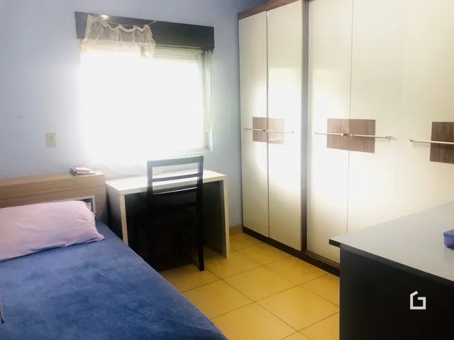 Quarto com cama e janela em um imóvel.