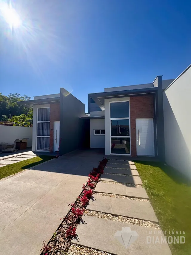 Casa geminada com 2 dormitórios