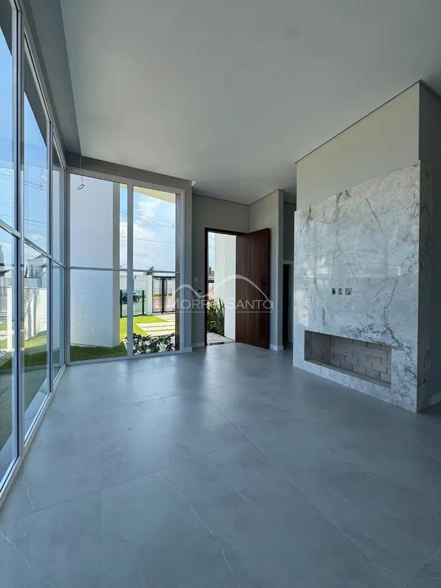 Sala de estar ampla com portas de vidro que dão acesso ao exterior.