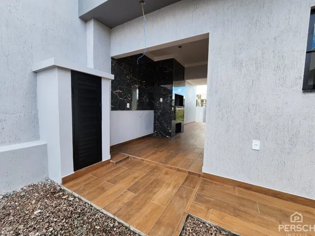 Hall de entrada com piso de cerâmica clara e parede escura no interior da residência.