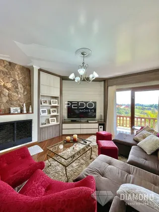 Sala de estar com decoração moderna e móveis de destaque.