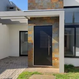 Foto da fachada de uma residência em Lajeado, Brasil.