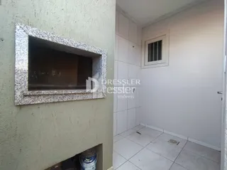 Uma parede interna branca com uma moldura decorativa é visível na propriedade.