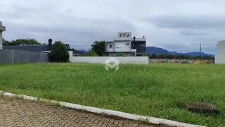 Vista externa de uma casa com um grande gramado ao fundo.