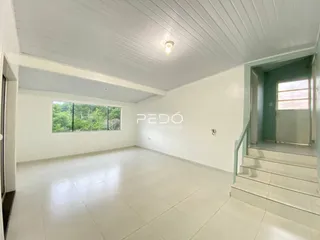 Ambiente interno com piso claro e teto de painel branco.