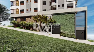 Fachada de um prédio residencial em Lajeado, Brasil, com vegetação verde.