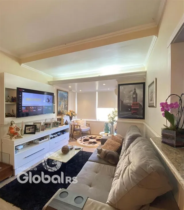 Uma sala de estar com decoração moderna e grande abertura para outra área.