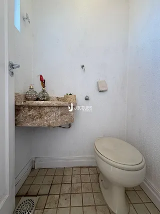 Foto interna de um banheiro com piso de cerâmica e vaso sanitário.