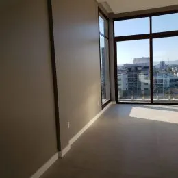 Vista de uma parede interna clara em um ambiente residencial.