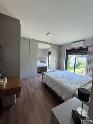 Quarto com cama de casal e armários em um ambiente interno.