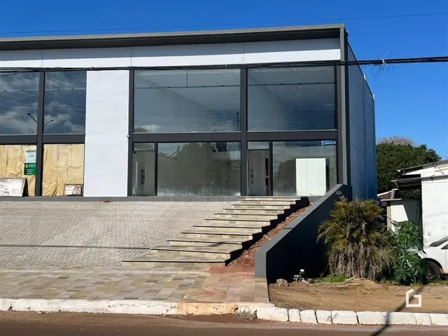 Fachada de um edifício comercial em Lajeado, Brasil, com acesso por escadaria e pavimentação.