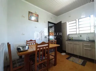 Foto de uma sala de estar com móveis de madeira clara.