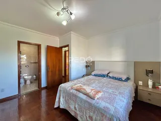 Quarto com cama e porta de madeira em imóvel no Brasil.