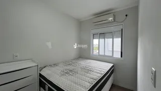 Quarto com cama e janela em um imóvel.