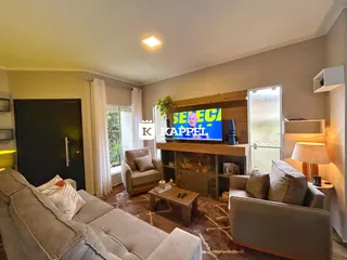 Sala de estar com sofá e lareira em ambiente interno.