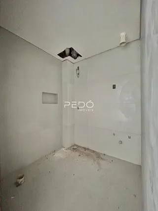 Foto de um interior de cômodo com piso em obra.