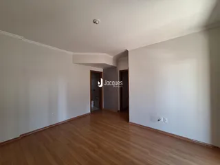 Vista interna de um corredor com piso de madeira clara em um imóvel no Brasil.