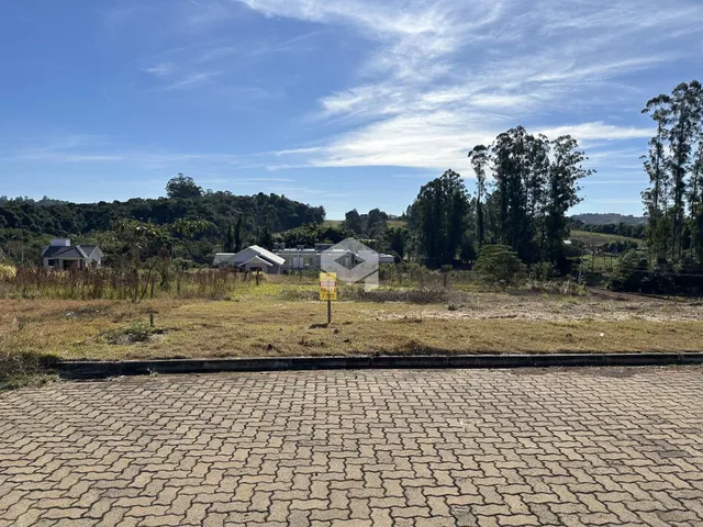 Vista da propriedade com vegetação e terreno aberto em Lajeado.