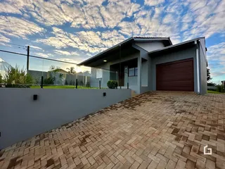 Fachada de uma residência com garagem e área pavimentada em Lajeado, Brasil.