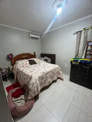 Foto de um quarto com cama e ar condicionado em um imóvel.