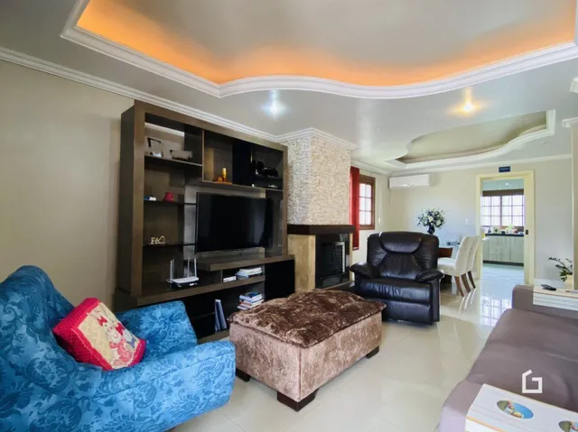 Sala de estar com móveis de madeira escura e sofá azul.
