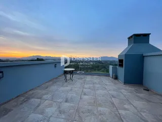 Área externa pavimentada com vista para o horizonte.