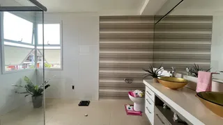 Esta é uma foto de uma área de cozinha com bancada e janela.