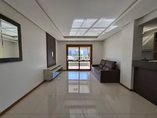 Sala de estar moderna com piso de cerâmica clara.