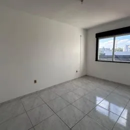 Foto de um ambiente interno com piso de cerâmica e janela.