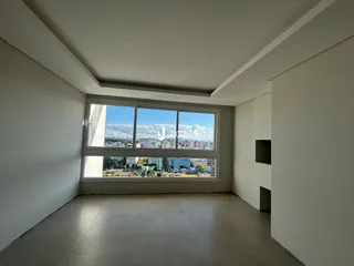 Sala de estar com grande janela de vista para a cidade.