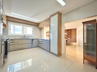 A cozinha moderna de um imóvel em Lajeado, Brasil.