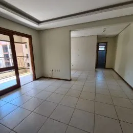 Ambiente interno com piso de cerâmica e porta de vidro na lateral.
