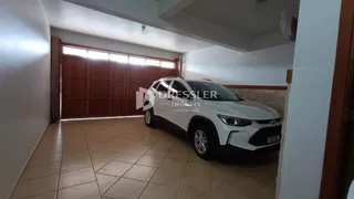 Interior de uma sala com piso de cerâmica e porta de madeira.