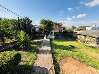 Vista externa do terreno com gramado e caminho em Lajeado, Brasil.