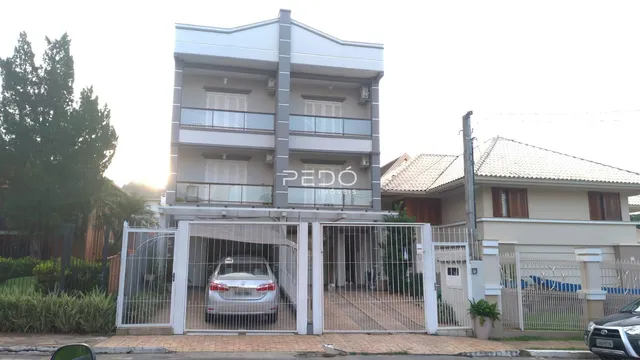 Fachada de um imóvel residencial em Lajeado, Brasil, com portão de ferro.