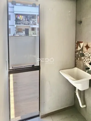 Foto de um banheiro com pia branca na parede.