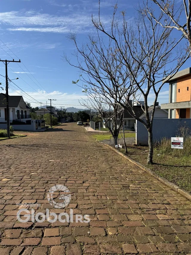 Vista da rua em Lajeado, Brasil, mostrando uma área pavimentada.