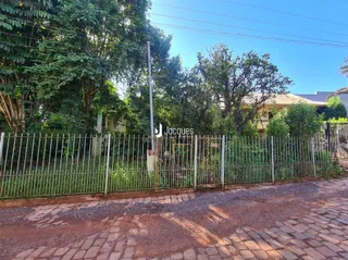 Vista da cerca e jardim de uma propriedade em Lajeado.