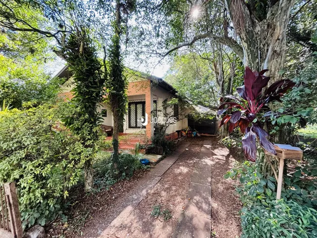 Fachada de uma casa em Lajeado, Brasil, cercada por vegetação densa.