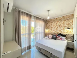 Quarto com cama e janela em um apartamento em Lajeado, Brasil.