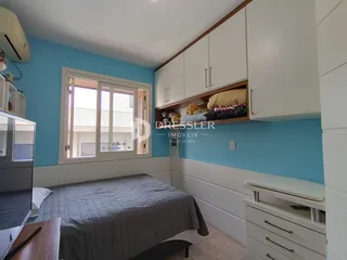 Quarto com janela e armários em uma sala de estar no Brasil.