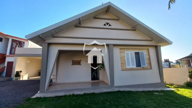 A fachada de uma casa em Lajeado, Brasil com telhado inclinado.