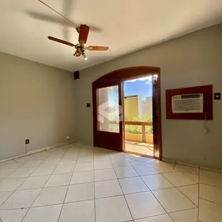 Ambiente interno com piso de cerâmica e porta de madeira.